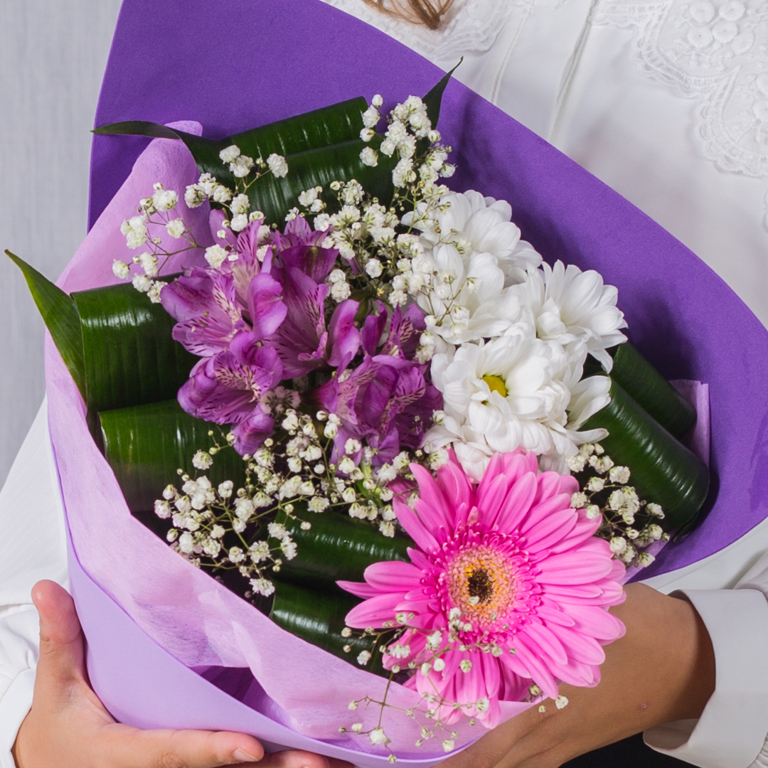 Загадка. Букет-комплимент с герберой, альстромерией и хризантемой арт. 37961