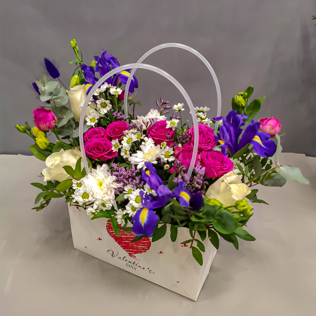 Сумка с живыми цветами "Взрыв эмоций" яркий микс из кустовой хризантемы, розы и ирисов 45000