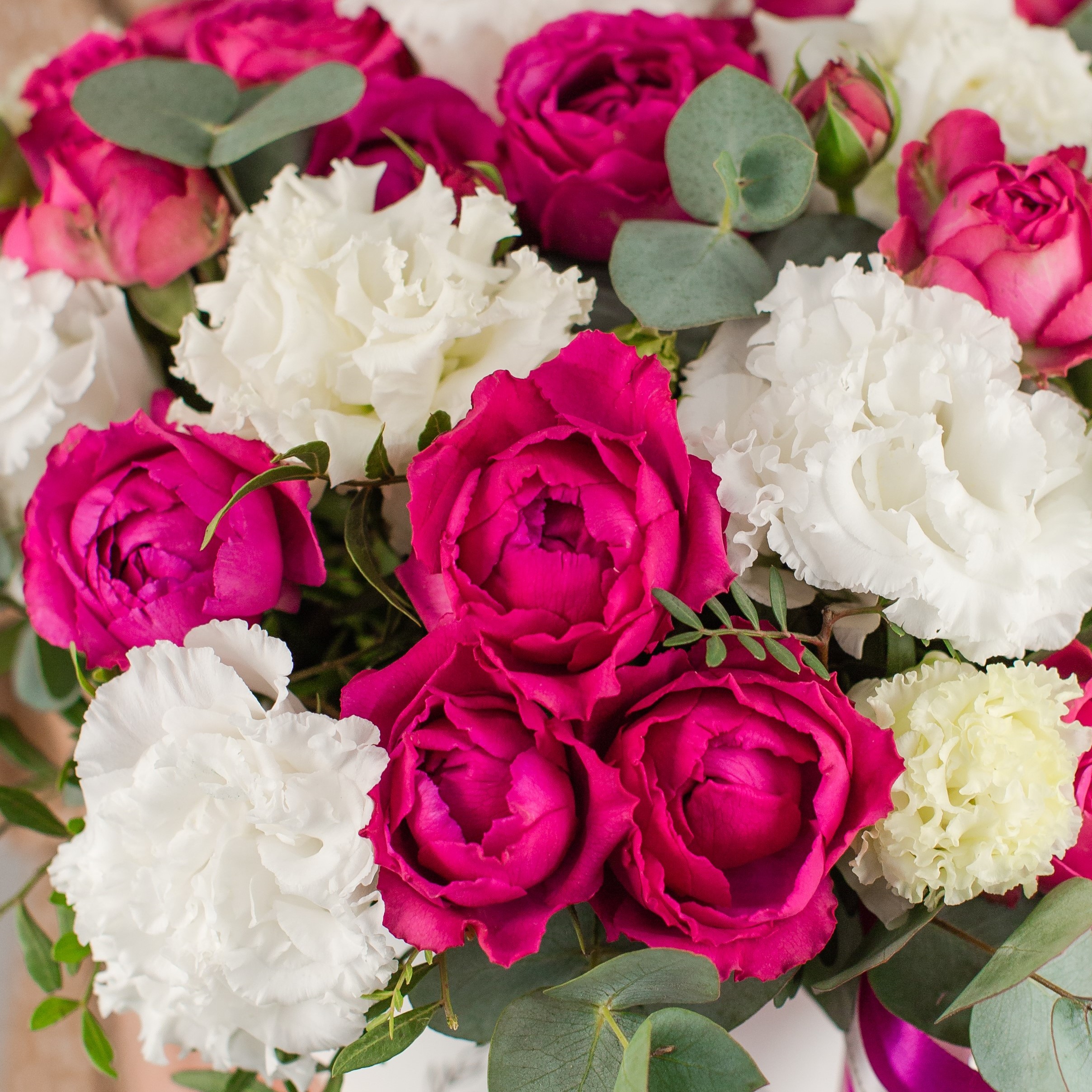 Коробка с розовыми пионовидными розами. Размер L. N 45002