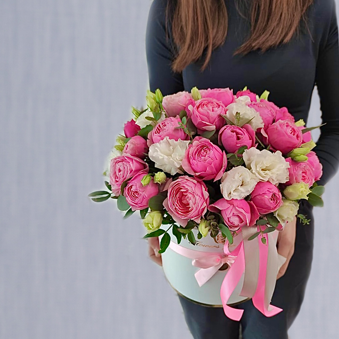 Коробка с розовыми пионовидными розами. Размер L. N 45002