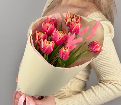 Букет из 11 пионовидных тюльпанов Колумбус с лагурусом 46460 Букет из 11 пионовидных тюльпанов Колумбус с лагурусом 46460