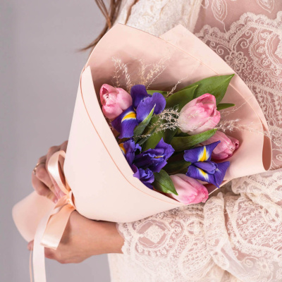 Букеты из розовых тюльпанов с ирисами для мамы и дочки 59871 Букеты из розовых тюльпанов с ирисами для мамы и дочки 59871