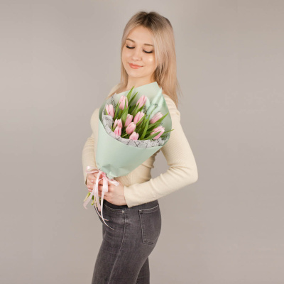 Букет из нежных тюльпанов с лагурусом 46462 Букет из нежных тюльпанов с лагурусом 46462
