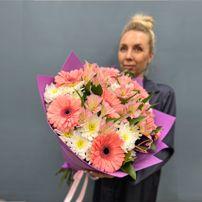 Букет из кустовой хризантемы с герберой и альстромерией "Танец бабочек" N 5490 Букет из кустовой хризантемы с герберой и альстромерией "Танец бабочек" N 5490