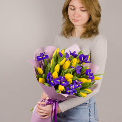 Букеты из тюльпанов с ирисами для мамы и дочки (комплект букетов) 46330 Букеты из тюльпанов с ирисами для мамы и дочки (комплект букетов) 46330