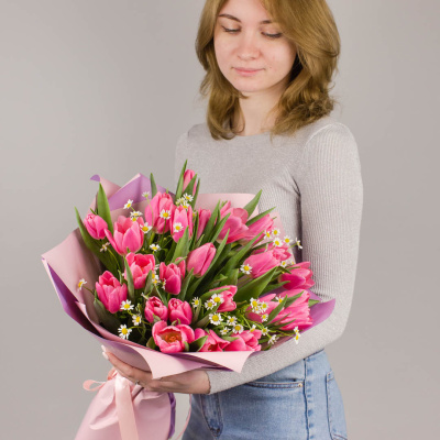 Букет 25 розовых тюльпанов с танацетумом 46335 Букет 25 розовых тюльпанов с танацетумом 46335