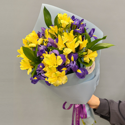 Букет "Ириска" с альстромерией и ирисами N 27802 Букет "Ириска" с альстромерией и ирисами N 27802