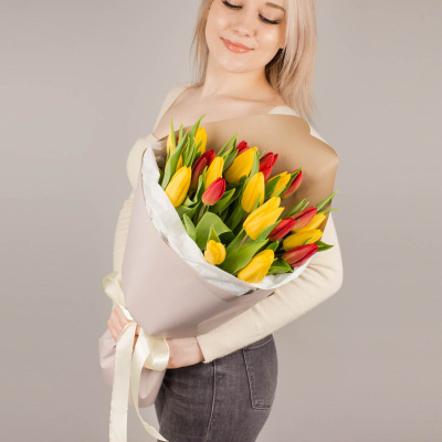 Букет из 25 красных и желтых тюльпанов в упаковке 46175 Букет из 25 красных и желтых тюльпанов в упаковке 46175