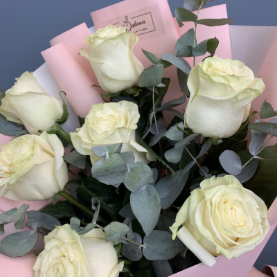 Букет белых роз высоких с эвкалиптом N 76722 Букет белых роз высоких с эвкалиптом N 76722