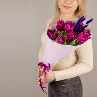 Букет 9 фиолетовых тюльпанов с лагурусом 46461 Букет 9 фиолетовых тюльпанов с лагурусом 46461