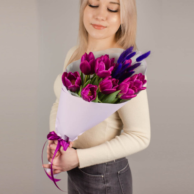 Букет 9 фиолетовых тюльпанов с лагурусом 46461 Букет 9 фиолетовых тюльпанов с лагурусом 46461