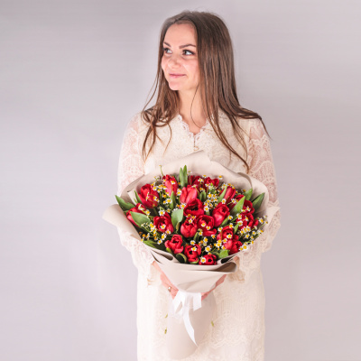 Букет из 19 красных тюльпанов с ромашками 46334 Букет из 19 красных тюльпанов с ромашками 46334