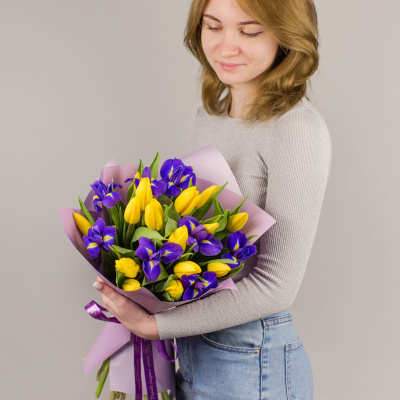 15 желтых тюльпанов с ирисами N 46172 15 желтых тюльпанов с ирисами N 46172