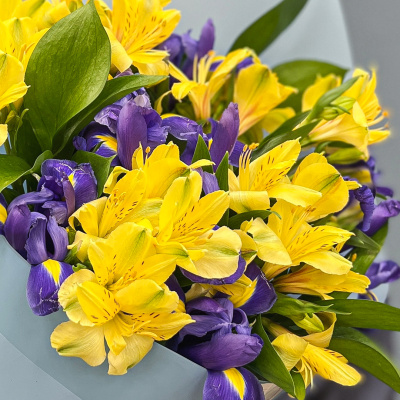 Букет "Ириска" с альстромерией и ирисами N 27802 Букет "Ириска" с альстромерией и ирисами N 27802