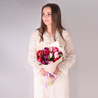 Букет из 15 тюльпанов в упаковке 28405 Букет из 15 тюльпанов в упаковке 28405