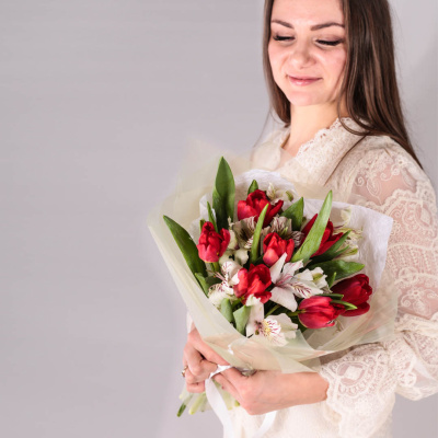 Красные тюльпаны с альстромерией. Небольшой букет 59895 Красные тюльпаны с альстромерией. Небольшой букет 59895