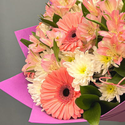 Букет из кустовой хризантемы с герберой и альстромерией "Танец бабочек" N 5490 Букет из кустовой хризантемы с герберой и альстромерией "Танец бабочек" N 5490