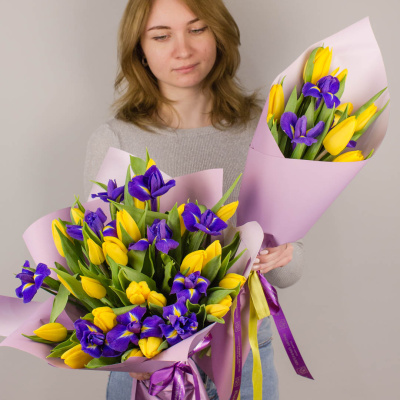 Букеты из тюльпанов с ирисами для мамы и дочки (комплект букетов) 46330 Букеты из тюльпанов с ирисами для мамы и дочки (комплект букетов) 46330