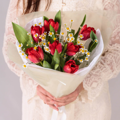 Букет из 7 красных тюльпанов с ромашками 59873 Букет из 7 красных тюльпанов с ромашками 59873