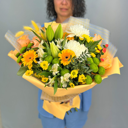 Букет из одноголовых хризантем с лилей и герберами арт. 52463