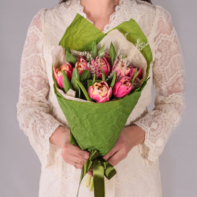 Букет из 9 пионовидных тюльпанов Колумбус с сухоцветами 59866 Букет из 9 пионовидных тюльпанов Колумбус с сухоцветами 59866