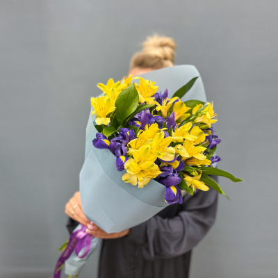 Букет "Ириска" с альстромерией и ирисами N 27802 Букет "Ириска" с альстромерией и ирисами N 27802