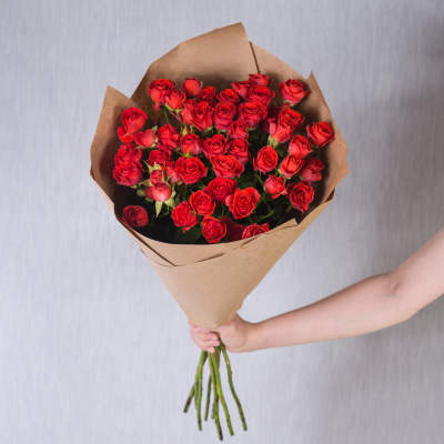 Букет из красных кустовых роз в крафте 27803-Кр Букет из красных кустовых роз в крафте 27803-Кр