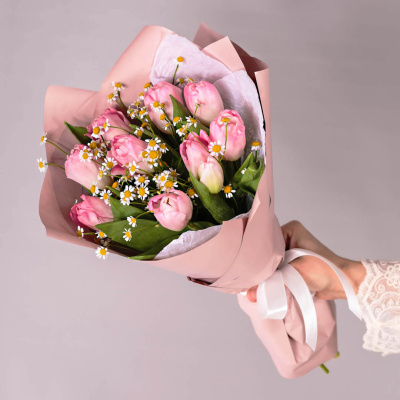 Дуэт букетов из розовых тюльпанов с ромашками 59902 Дуэт букетов из розовых тюльпанов с ромашками 59902