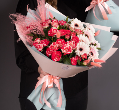 Букет из кустовой розы и мини гербер "Офелия стандарт. Размер L". 35973 Букет из кустовой розы и мини гербер "Офелия стандарт. Размер L". 35973