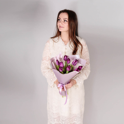 Букет 9 тюльпанов с лагурусом 46461 Букет 9 тюльпанов с лагурусом 46461