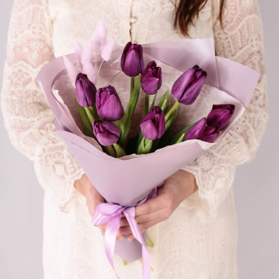 Букет 9 тюльпанов с лагурусом 46461 Букет 9 тюльпанов с лагурусом 46461