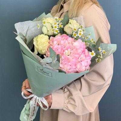 Букет из розовой гортензии с розами и ромашками N 66831