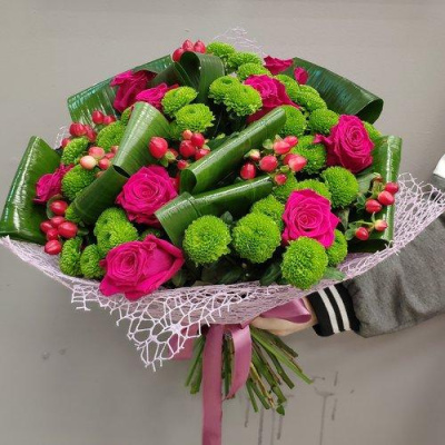 Букет "Ваше величество" из кустовой хризантемы, розы Эквадор и гиперикума N 6976 Букет "Ваше величество" из кустовой хризантемы, розы Эквадор и гиперикума N 6976