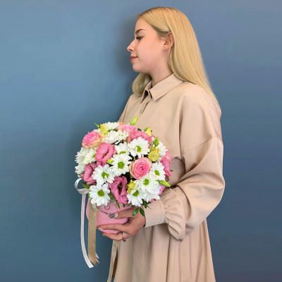 Коробка с цветами из кустовой хризантемы с розами N 66658 Коробка с цветами из кустовой хризантемы с розами N 66658