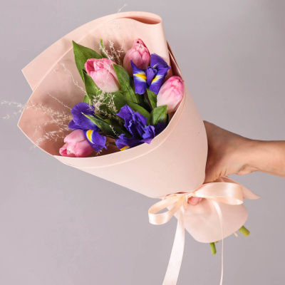 Букет мини из розовых тюльпанов с ирисами 59869 Букет мини из розовых тюльпанов с ирисами 59869