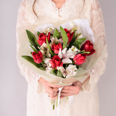 Красные тюльпаны с альстромерией. Небольшой букет 59895 Красные тюльпаны с альстромерией. Небольшой букет 59895