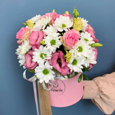 Коробка с цветами из кустовой хризантемы с розами N 66658 Коробка с цветами из кустовой хризантемы с розами N 66658