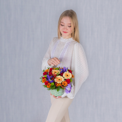 Корзинка "Любимому учителю" с мини-герберами, розами и ирисами N 38179 Корзинка "Любимому учителю" с мини-герберами, розами и ирисами N 38179