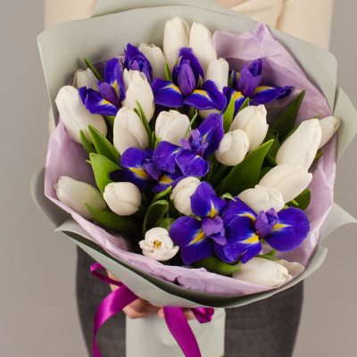 Букет 19 белых тюльпанов с ирисами 46457 Букет 19 белых тюльпанов с ирисами 46457