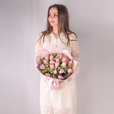 Букет из 15 розовых тюльпанов с ромашками (танацетум) 59901 Букет из 15 розовых тюльпанов с ромашками (танацетум) 59901