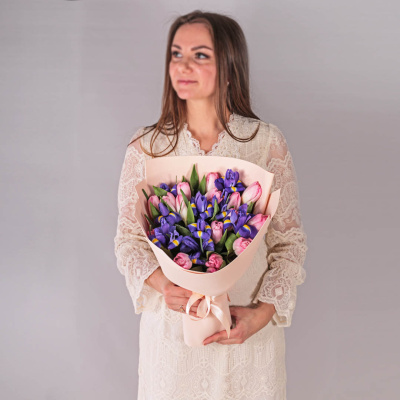 Букет из розовых тюльпанов с ирисами 59870 Букет из розовых тюльпанов с ирисами 59870