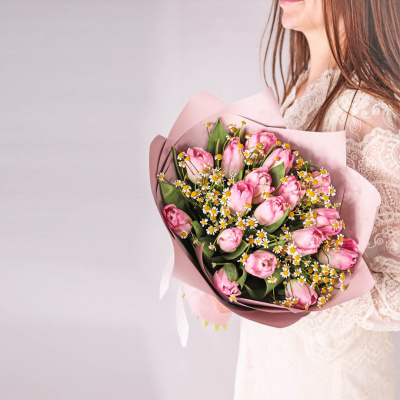 Дуэт букетов из розовых тюльпанов с ромашками 59902 Дуэт букетов из розовых тюльпанов с ромашками 59902