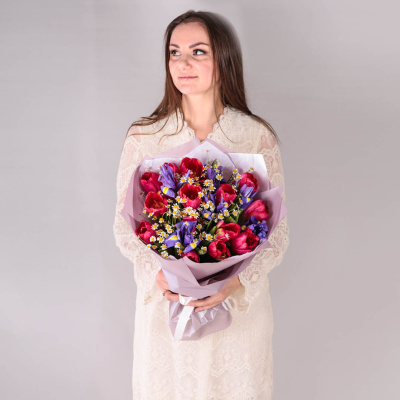 Букет из малиновых тюльпанов с ирисами и ромашками 59877 Букет из малиновых тюльпанов с ирисами и ромашками 59877