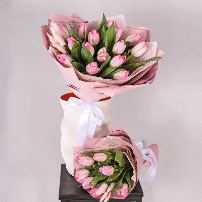 Букет из 15 розовых тюльпанов с лагурусом 59864 Букет из 15 розовых тюльпанов с лагурусом 59864