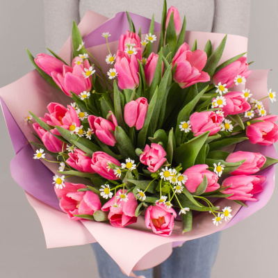 Букет 25 розовых тюльпанов с танацетумом 46335 Букет 25 розовых тюльпанов с танацетумом 46335