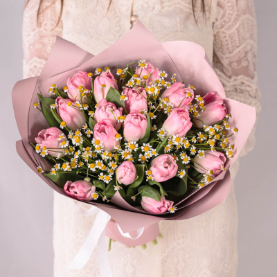 Букет из 15 розовых тюльпанов с ромашками (танацетум) 59901 Букет из 15 розовых тюльпанов с ромашками (танацетум) 59901