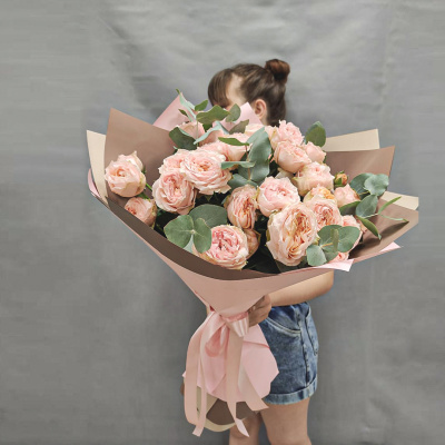 Букет из 9 кустовых пионовидных персиковых роз с эвкалиптом 45354-Перс Букет из 9 кустовых пионовидных персиковых роз с эвкалиптом 45354-Перс