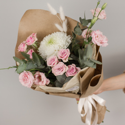 Букет из одноголовой хризантемы с розами и эвкалиптом 50447