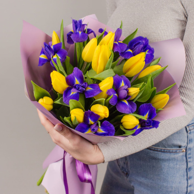15 желтых тюльпанов с ирисами N 46172 15 желтых тюльпанов с ирисами N 46172