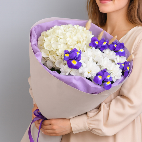Букет с гортензией и ирисами арт. 84696
